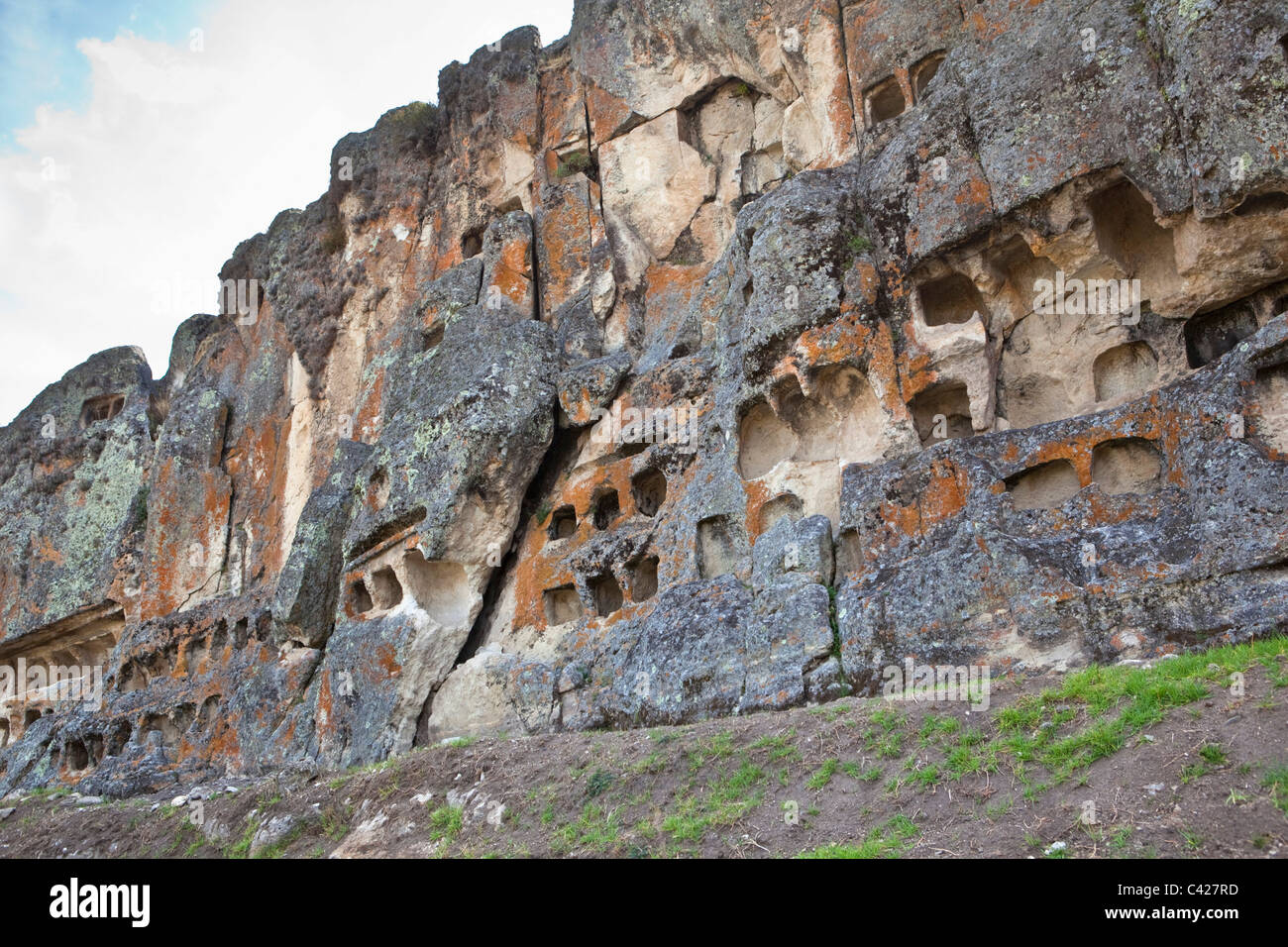 Perú, Otuzco Ventanillas de Otuzco. Las necrópolis Pre-Inca con nichos funerarios construidos en la ladera de la colina. Foto de stock