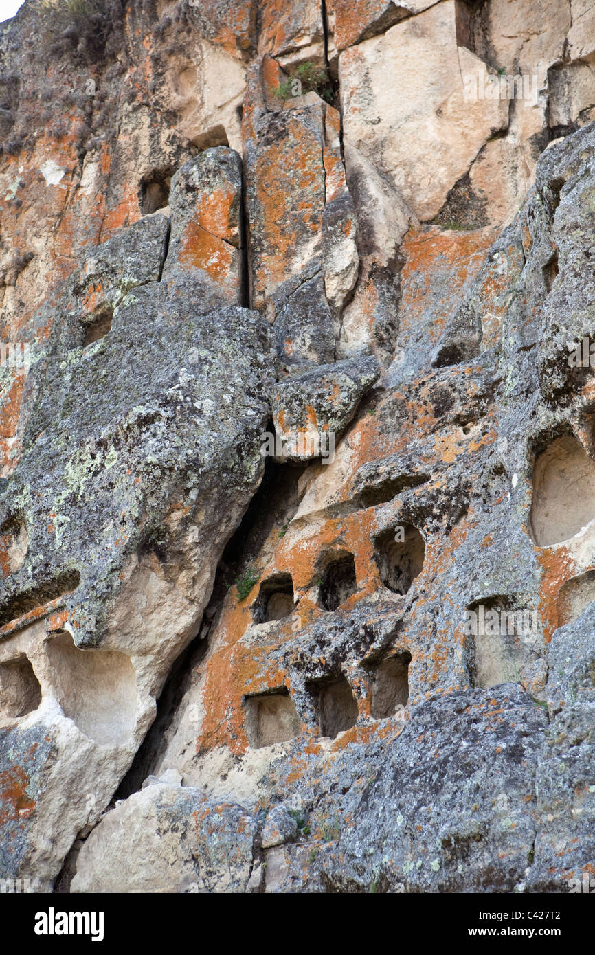 Perú, Otuzco Ventanillas de Otuzco. Las necrópolis Pre-Inca con nichos funerarios construidos en la ladera de la colina. Foto de stock