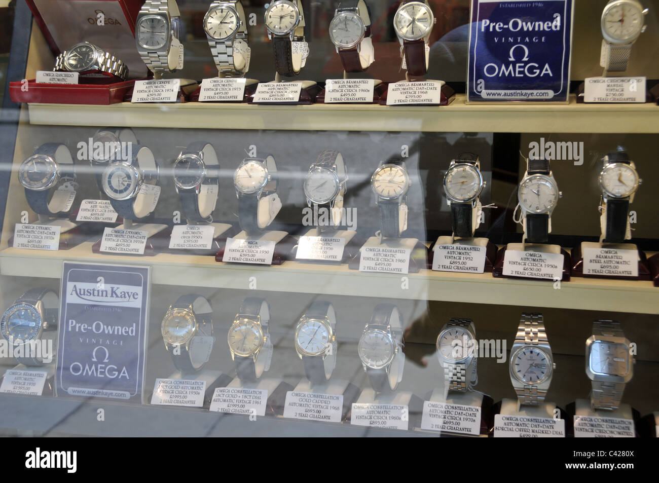 Ventana de la tienda de relojes Omega de segunda mano en venta Fotografía  de stock - Alamy