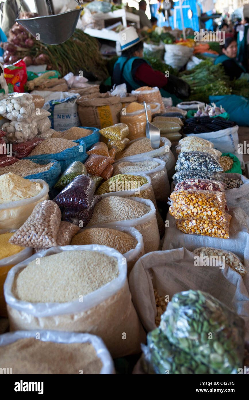 Peru, Cusco, cusco. Mercado, la venta de cereales, frijoles, etc. Foto de stock