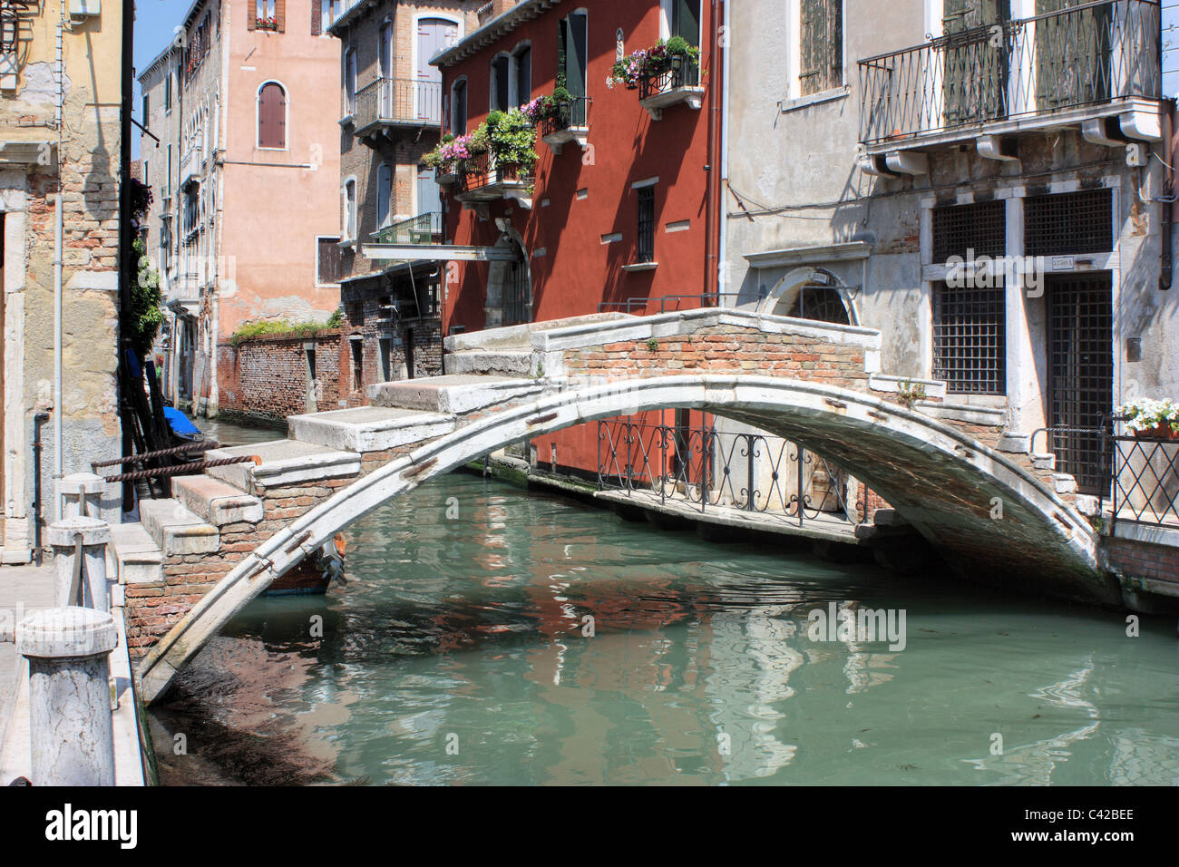 Ponte Chiodo. Puente sin parapeto a través del canal Río de San Felice, Cannaregio Venecia Foto de stock