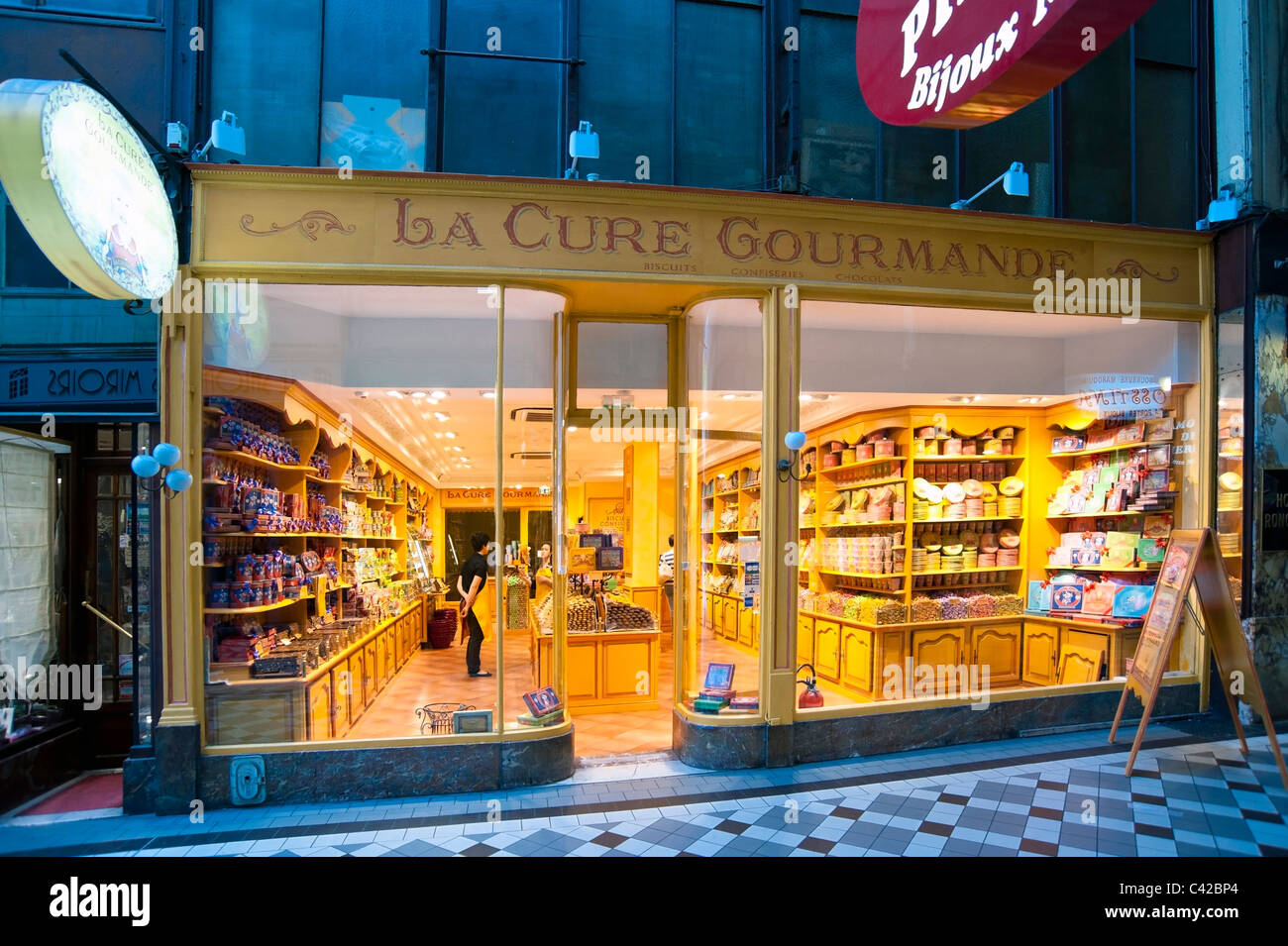 La Cure Gourmande tienda en las galerías des Panoramas en París Foto de stock