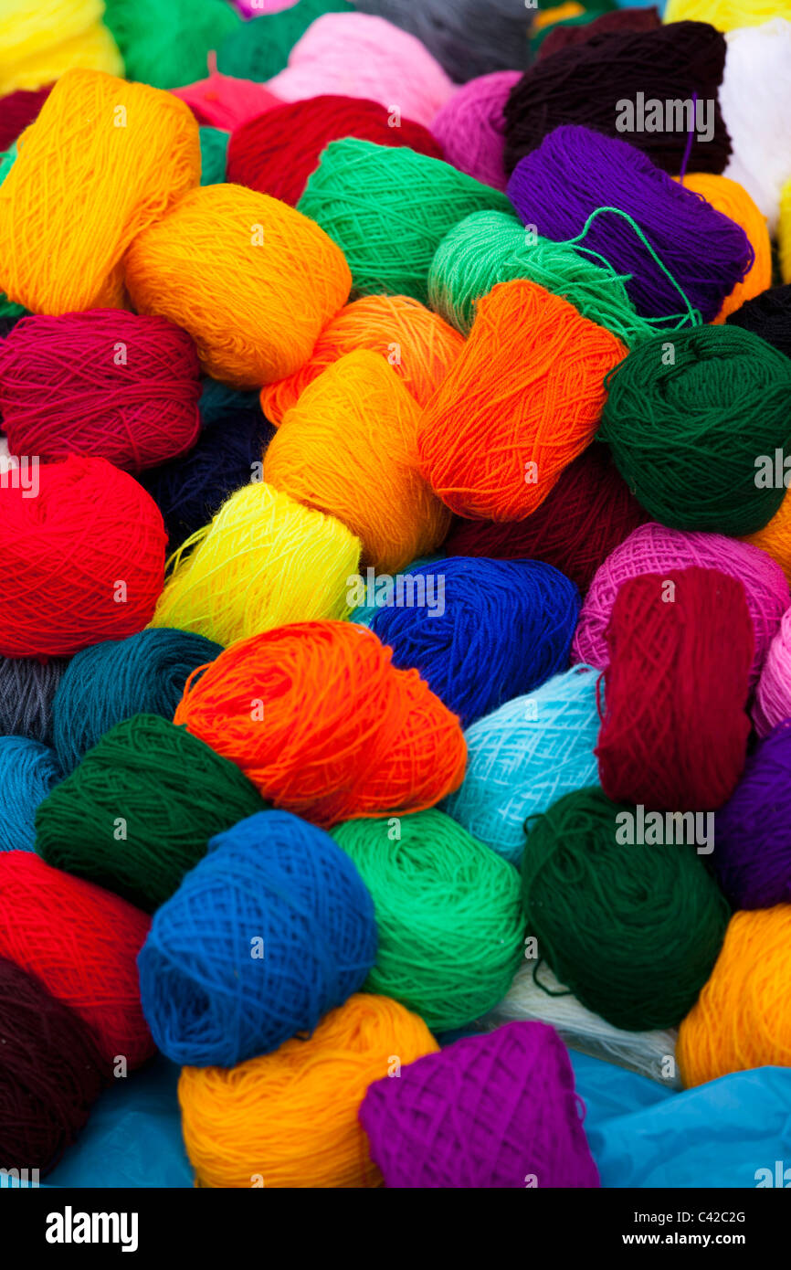 Perú, Huancarani, lana para la venta en el mercado. Foto de stock