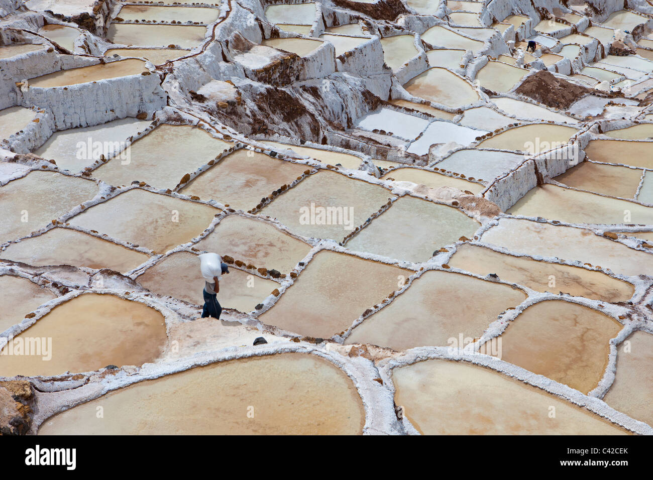 Perú, Maras, minas de sal, las personas que trabajan en las salinas. Foto de stock