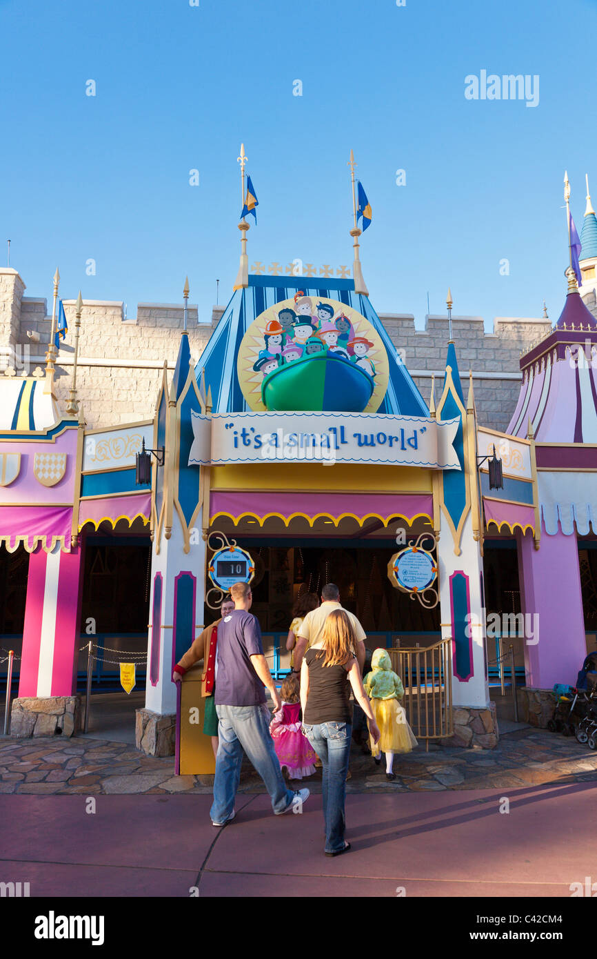 Las Familias Introduciendo Es Un Pequeno Mundo Atractivo Paseo En Fantasyland En El Magic Kingdom De Disney World Kissimmee Florida Fotografia De Stock Alamy Las Familias Introduciendo Es Un Pequeno Mundo Atractivo Paseo En Fantasyland En El Magic Kingdom De Disney World Kissimmee Florida Fotografia De Stock Alamy