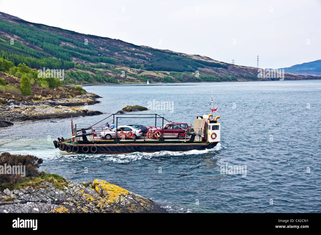 El Skye Ferry está dejando Kylerhea en la Isla de Skye y partida hacia Glenelg en el continente Escocés Foto de stock