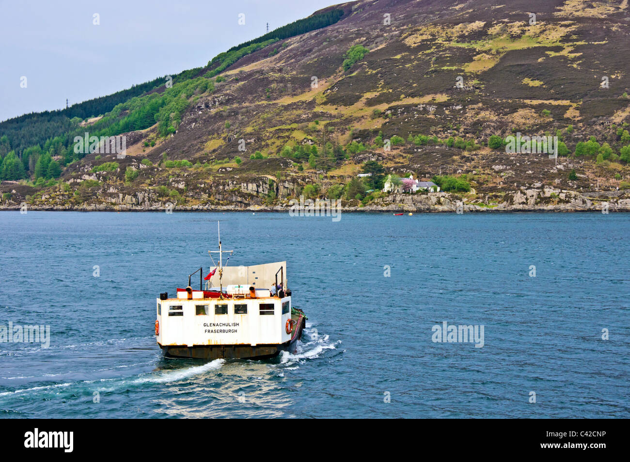 El Skye Ferry está dejando Kylerhea en la Isla de Skye y partida hacia Glenelg en el continente Escocés Foto de stock
