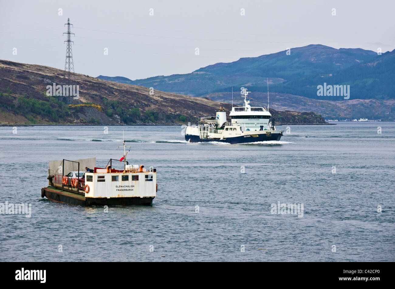 Barco de motor noruego Ronja Pioneer está pasando Skye ferry a Kylerhea en Kyle Rhea estrecha entre Skye & Continental Escocés Foto de stock