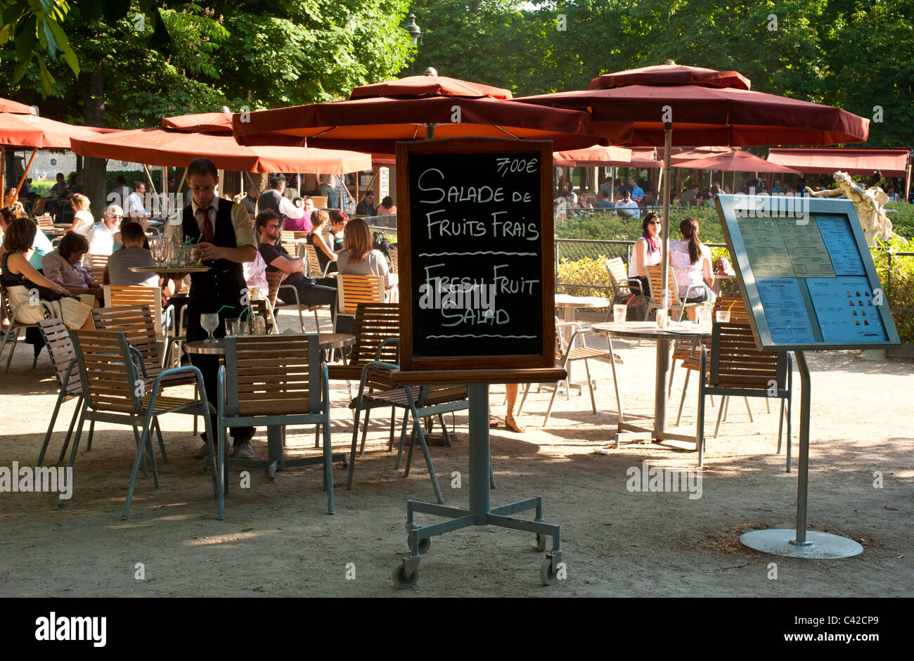 Los comensales en un café al aire libre en el Jardin du Tuileries Foto de stock