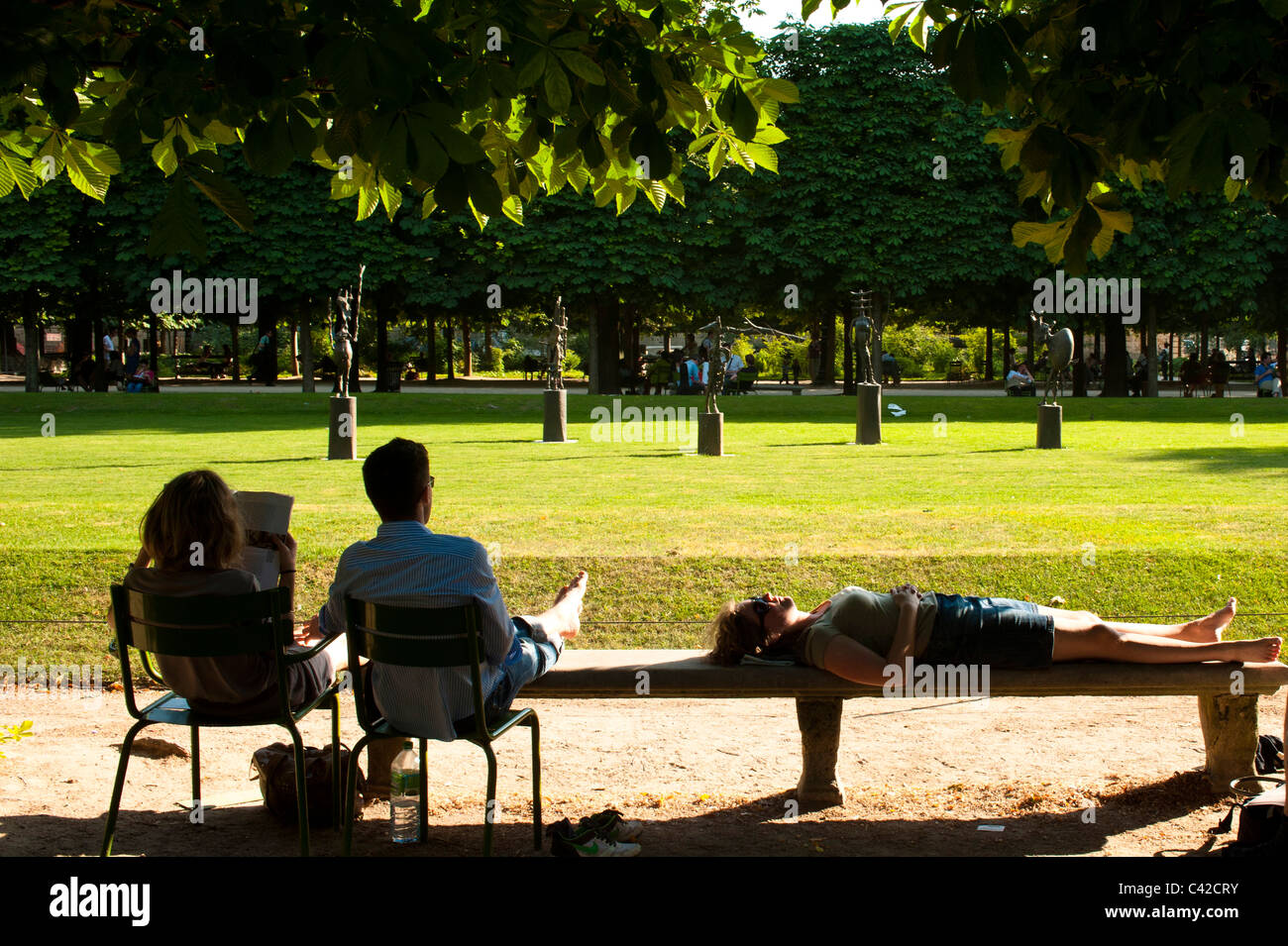 Las personas relajante por la tarde el sol en el Jardín de las Tullerías en París, Francia Foto de stock