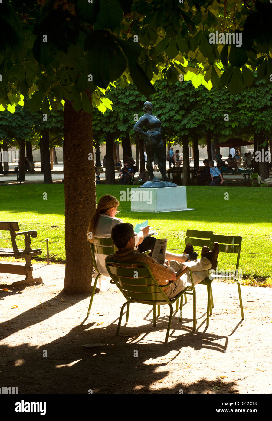 Las personas relajante por la tarde el sol en el Jardín de las Tullerías en París, Francia Foto de stock