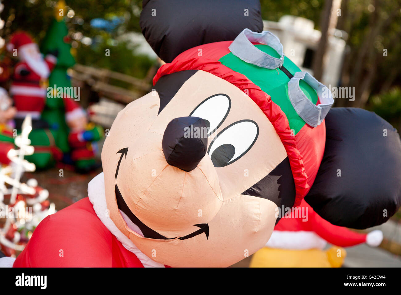 Mickey Mouse inflable decoraciones navideñas en Fort Wilderness Resort en  Walt Disney World, en Kissimmee, Florida, EE.UU Fotografía de stock - Alamy