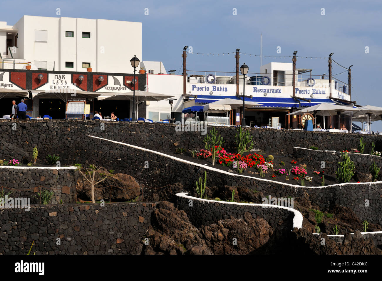 Lechos de flores, restaurantes 'Old Town', Puerto del Carmen, Lanzarote -  "Islas Canarias Fotografía de stock - Alamy