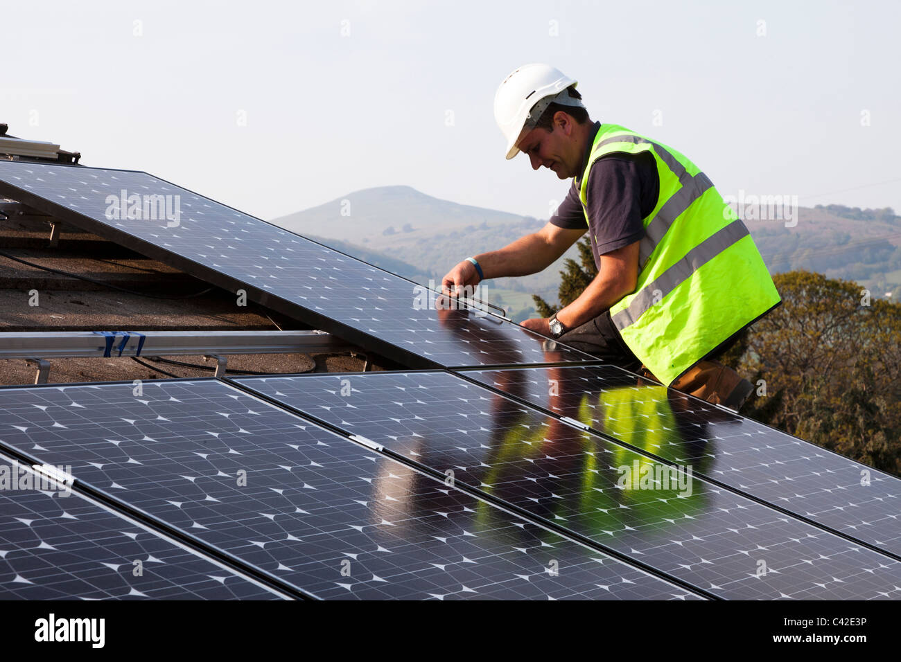 Montaje de paneles solares PV al techo de la casa de Gales UK Foto de stock