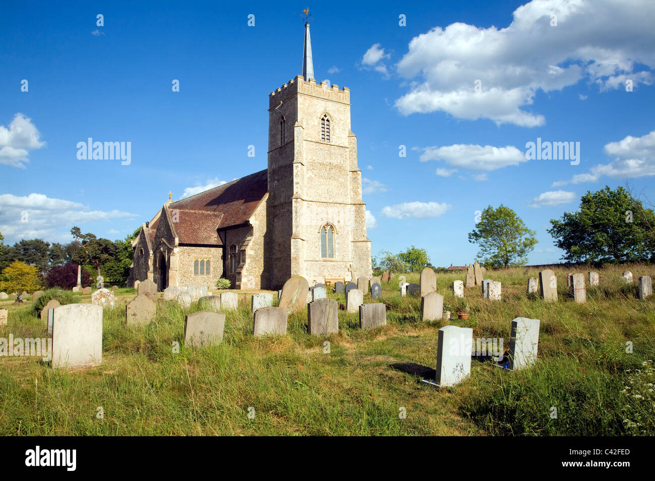 La iglesia de Todos Los Santos y el cementerio, Sudbourne, Suffolk, Inglaterra Foto de stock