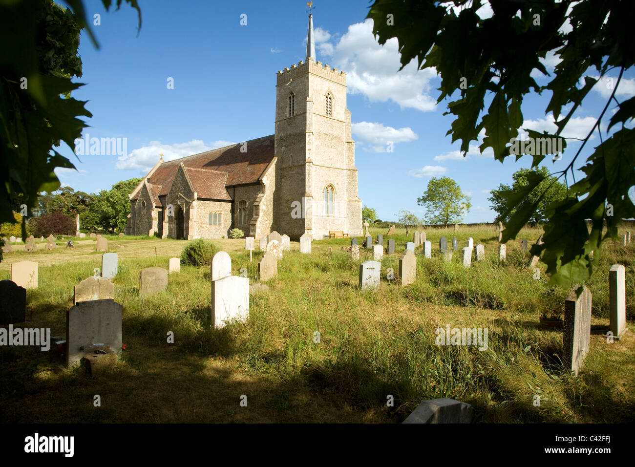 La iglesia de Todos Los Santos y el cementerio, Sudbourne, Suffolk, Inglaterra Foto de stock