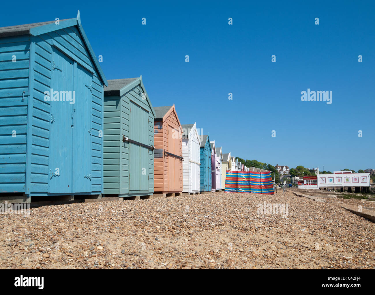 Coloridas casetas de playa en Playa de Felixstowe en Suffolk, Inglaterra. Foto de stock