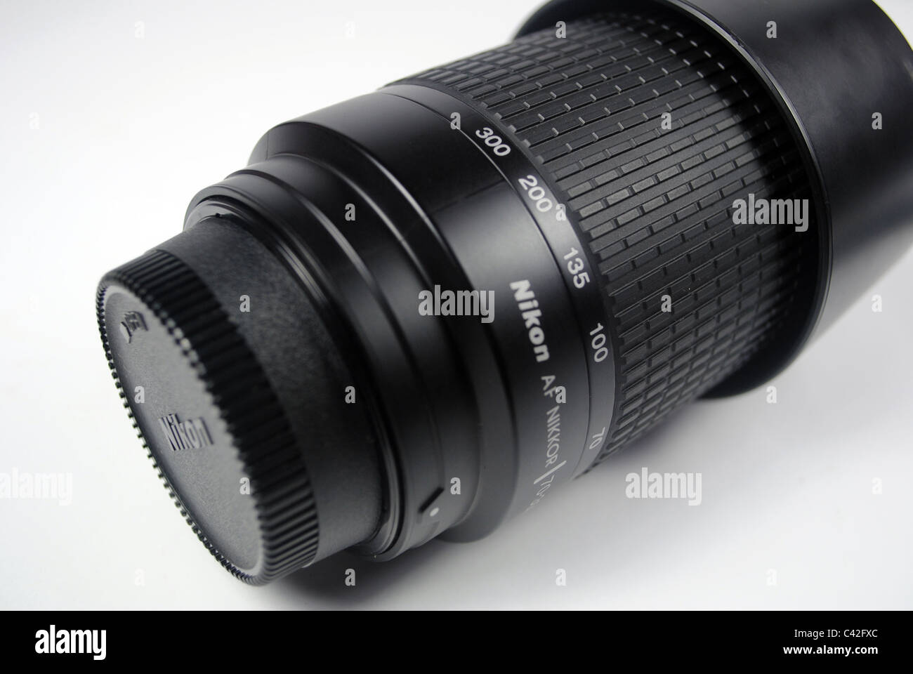 Lente de cámara Nikon 70-300 cortar fondo blanco silo de corte Foto de stock