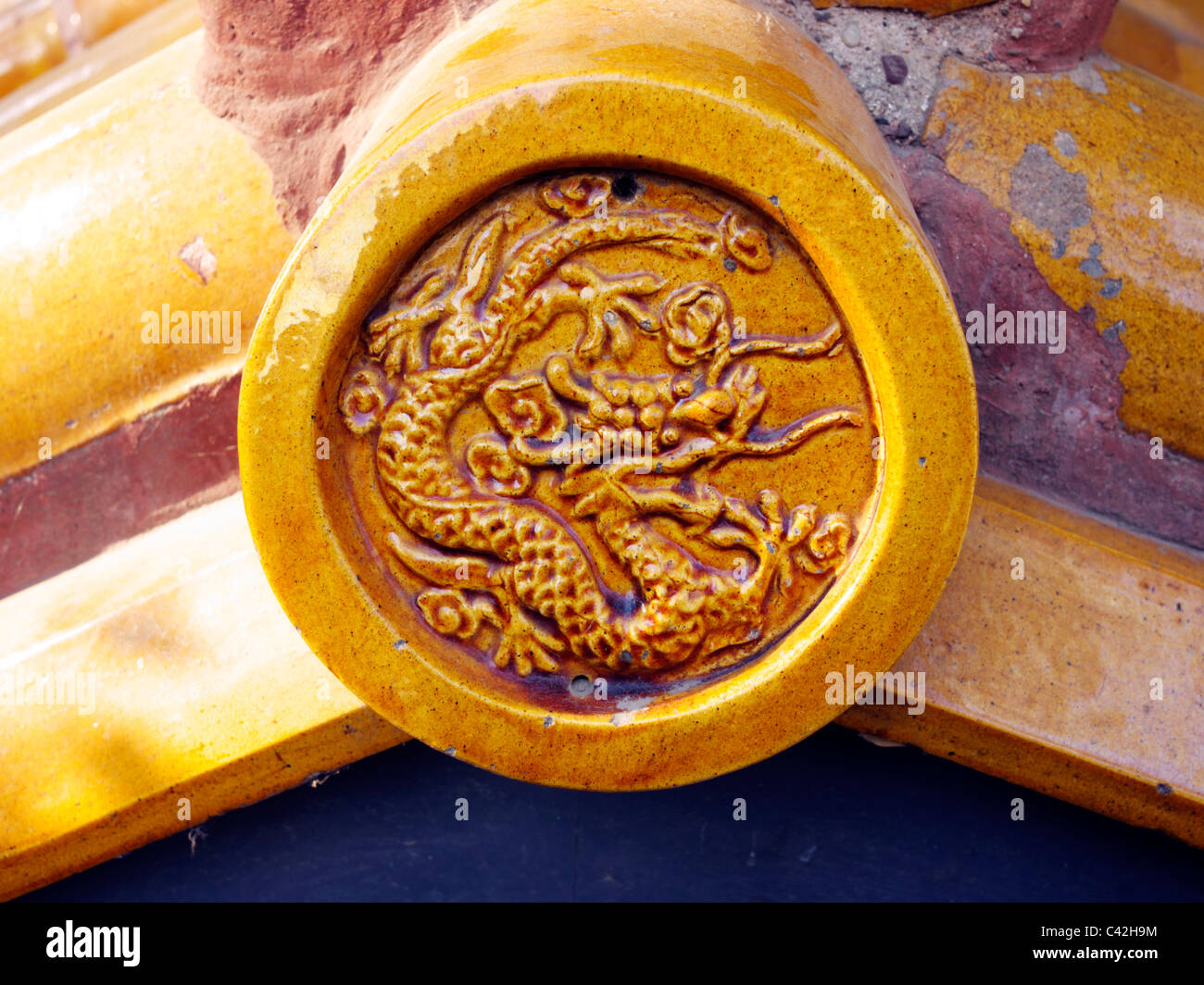 Teja chino con el emblema del dragón Foto de stock