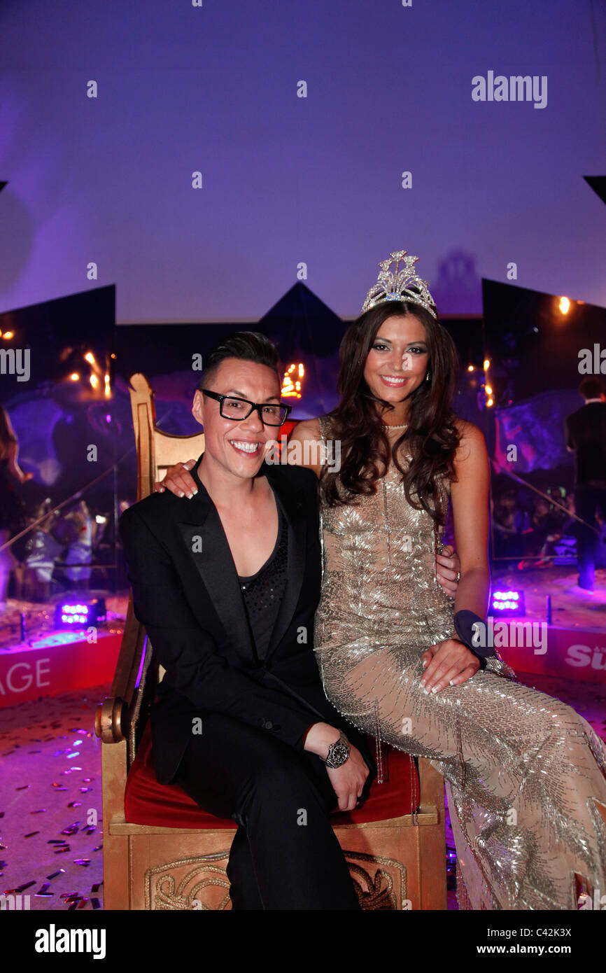 Gok Wan, el gurú de la moda de celebridades con Miss Escocia 2010 Ganador Nicola Mimnagh en Glasgow's 'Glam eventos en la ciudad". Foto de stock