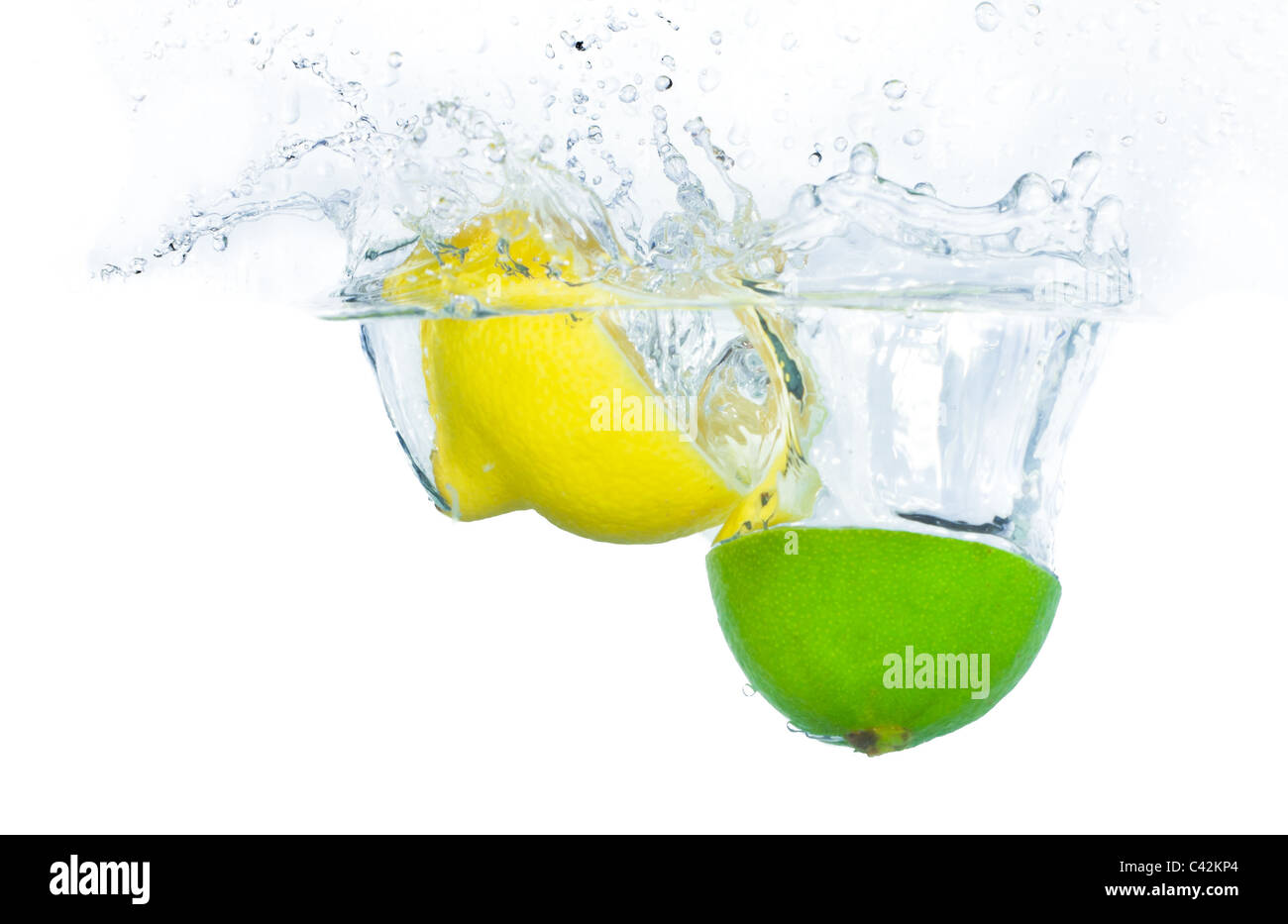Lima limón salpicaduras de agua aislado sobre fondo blanco. Foto de stock