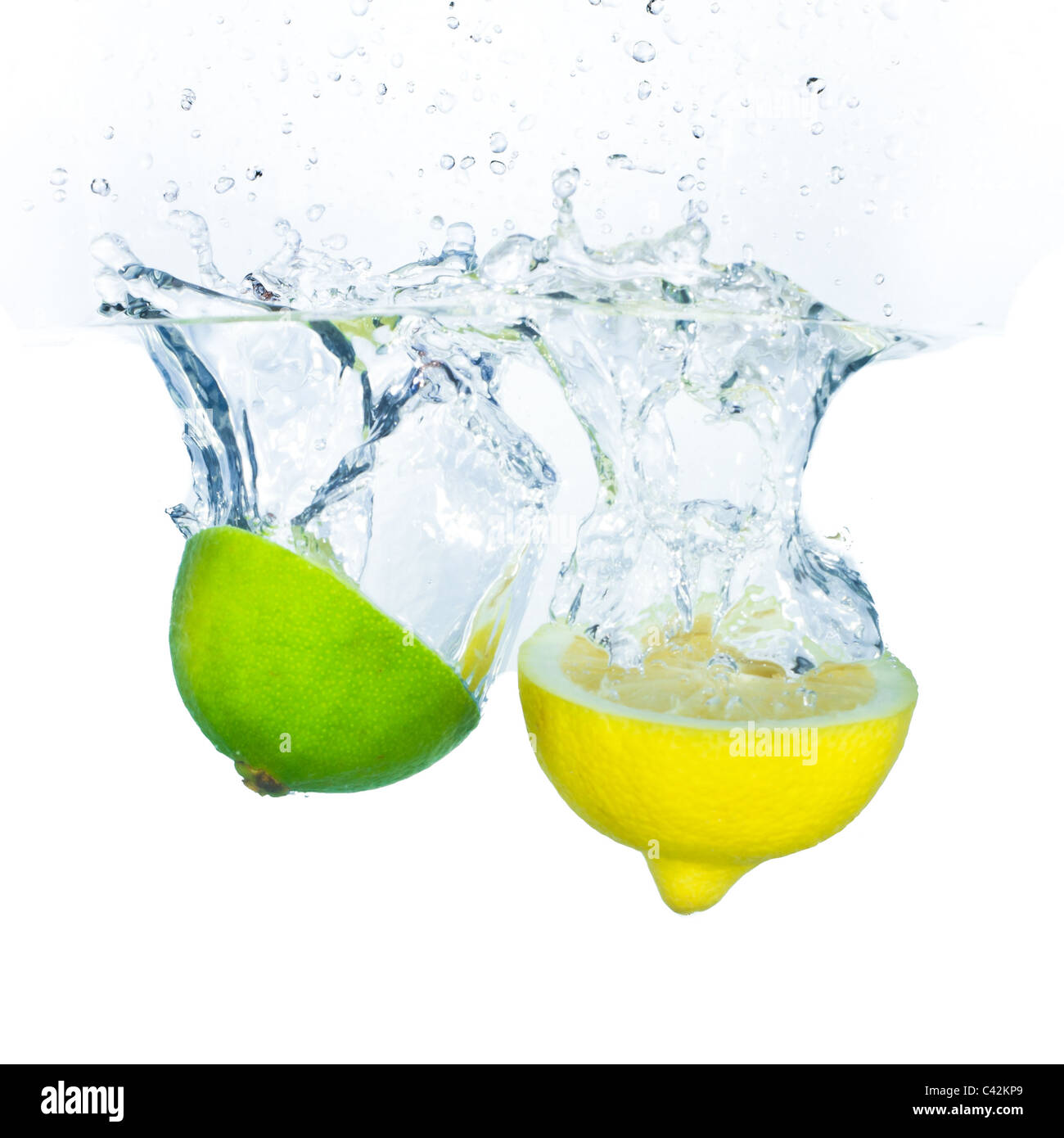Lima limón salpicaduras de agua aislado sobre fondo blanco. Foto de stock