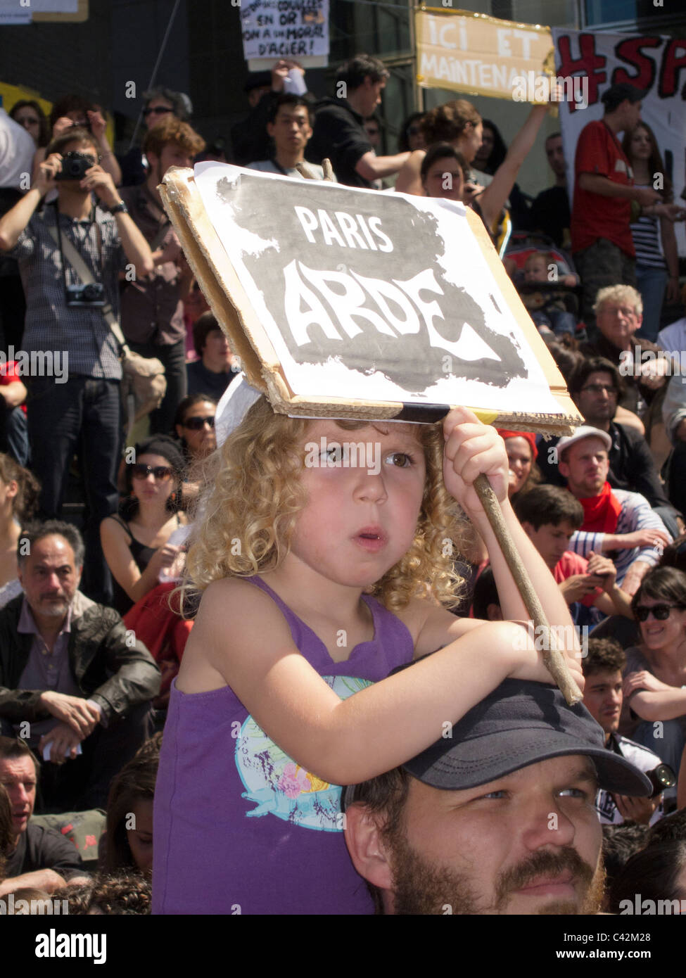 París, Francia, las familias francesas que manifiestan en apoyo de Indignants, 'Democracia Real Ya!' Joven celebración signo de protesta Foto de stock