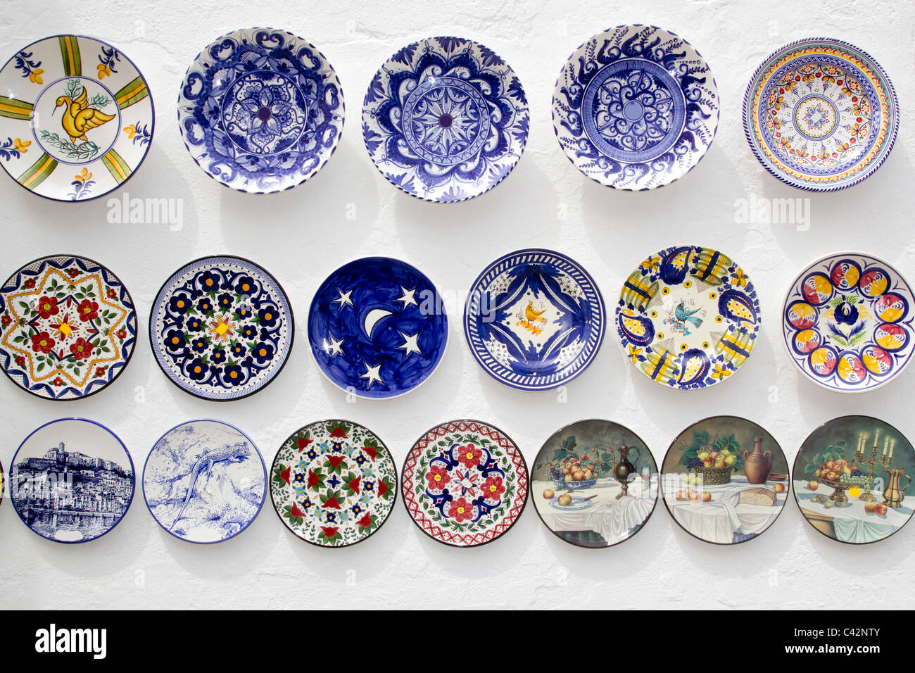 Placas de cerámica decorado pintado a mano artesanías Ibiza Mediterránea Foto de stock