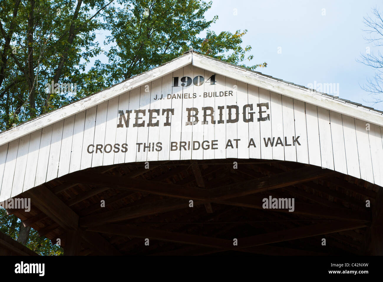 Puente cubierto de Neet, construido en el año 1904 abarca el pequeño Mapache Creek cerca de Rockville en Parke County, Indiana, EE.UU. Foto de stock