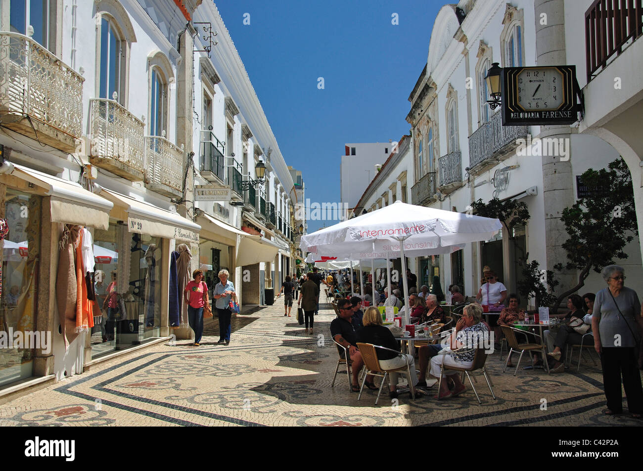 Street cafe, Rua de Santo Antonio, casco antiguo de la ciudad, Distrito de  Faro, Faro, Algarve, Portugal Fotografía de stock - Alamy