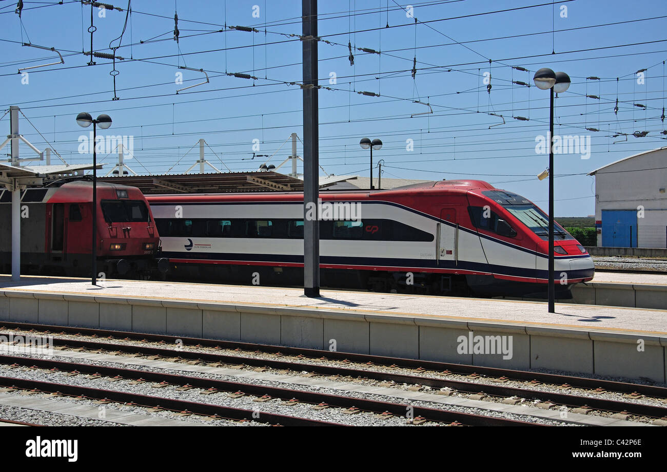 Comboios de Portugal inclinando el tren Alfa Pendular en la estación de  tren de Faro, el Faro, Distrito de Faro, Algarve, Portugal Fotografía de  stock - Alamy
