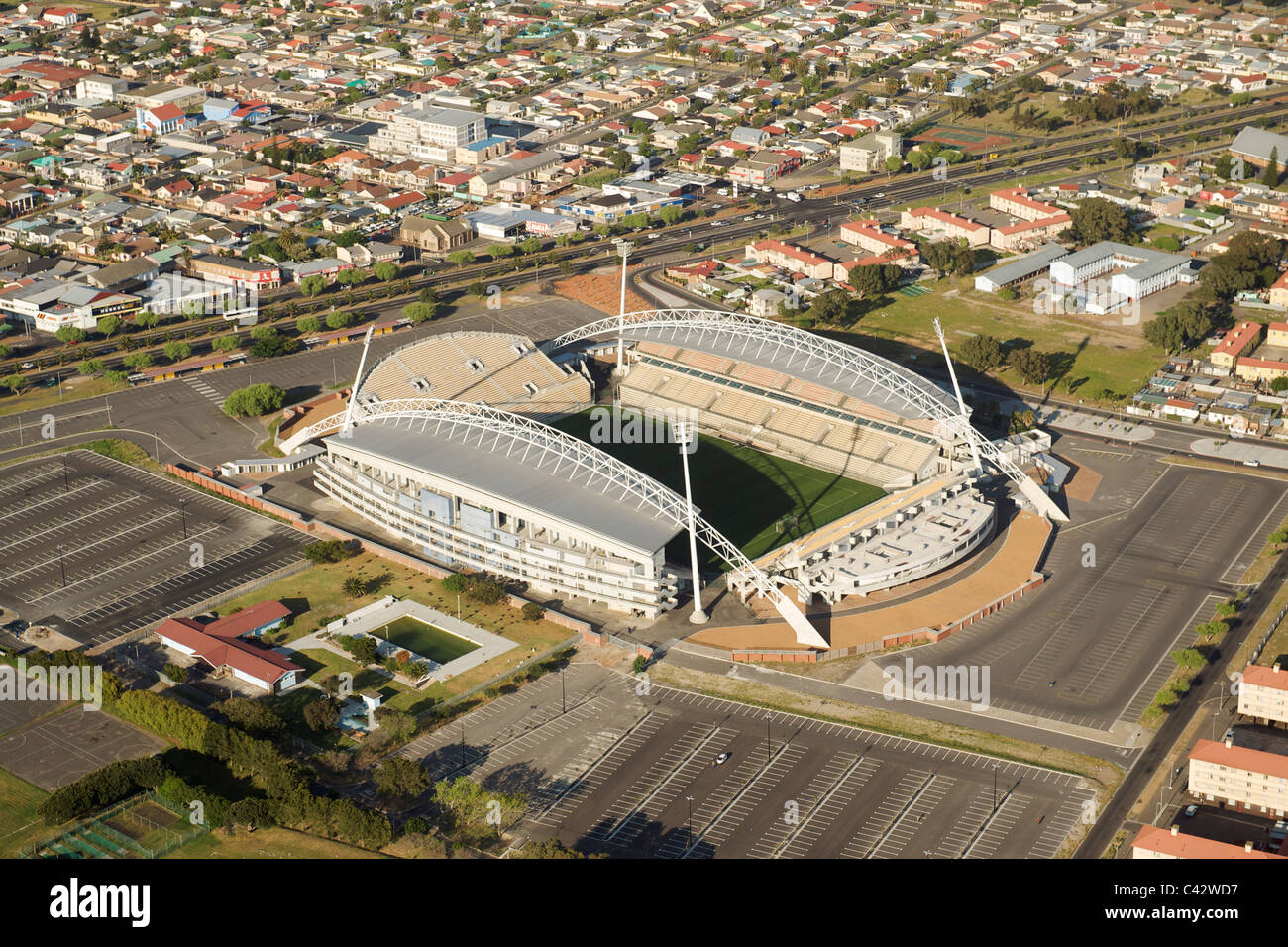 Vista aérea del Athlone Stadium y el M18 (Klipfontein road) en Cape Town, Sudáfrica. Foto de stock
