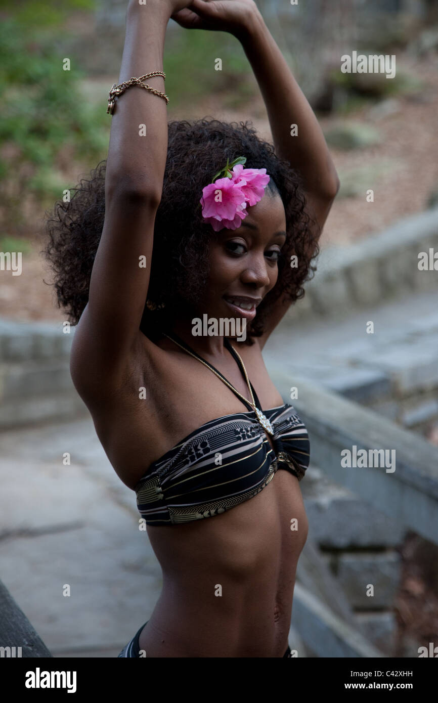 Bonita mujer negra en traje de baño Fotografía de stock - Alamy