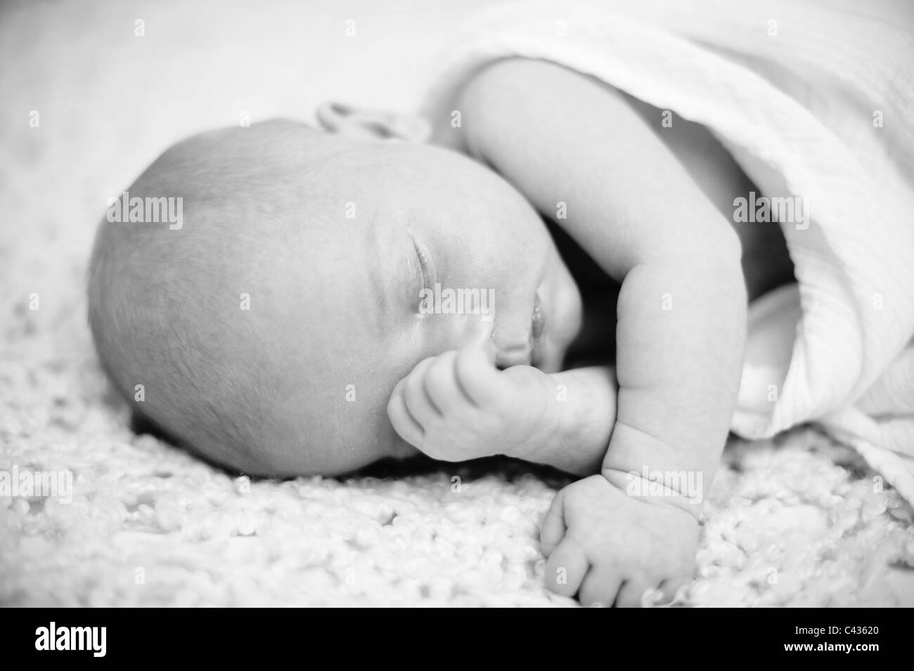 Un recién nacido duerme bebé niña Foto de stock