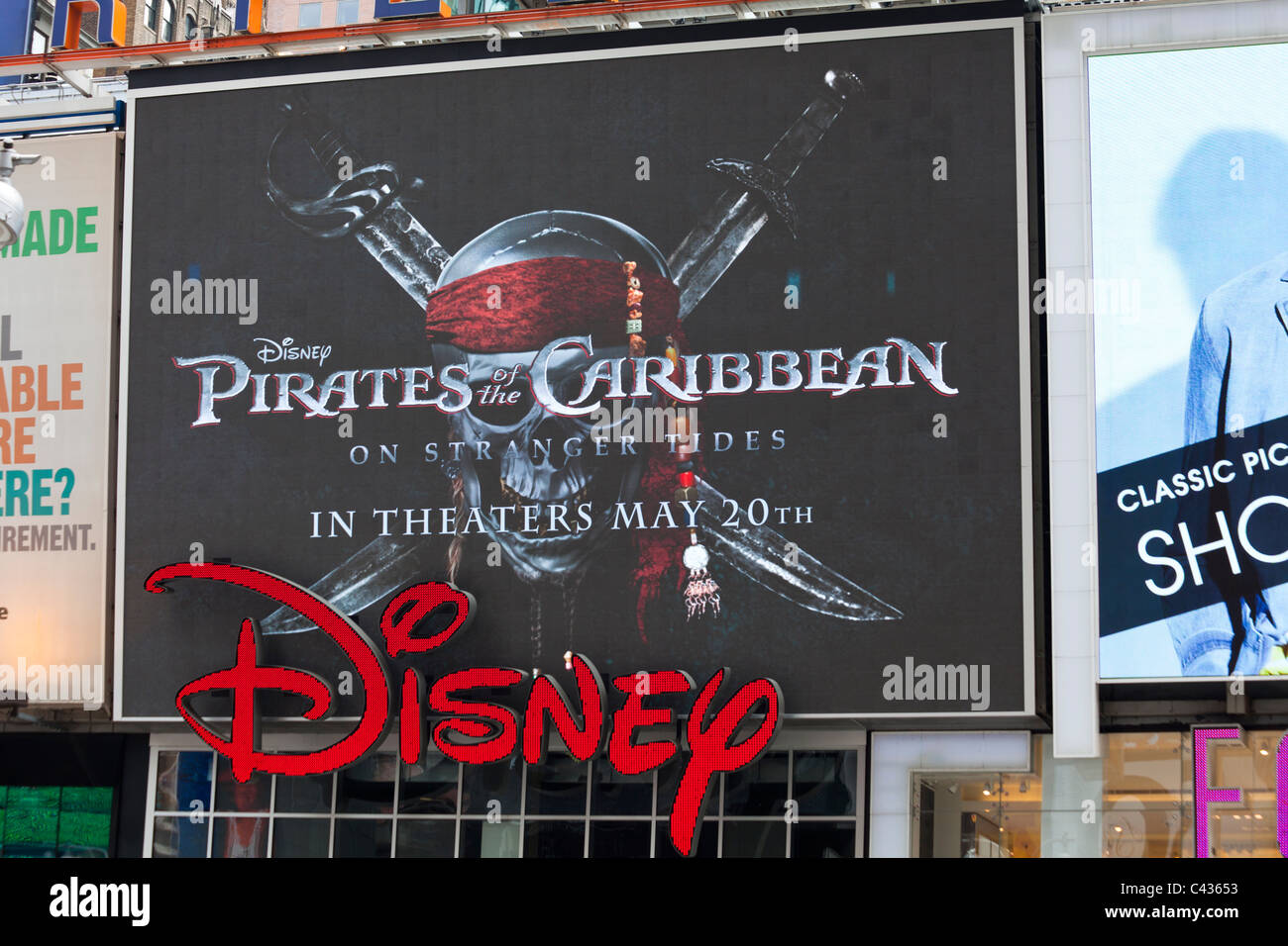 Anuncio para los Piratas del Caribe en mareas forastero, Times Square, Manhattan, Ciudad de Nueva York, EE.UU. Foto de stock