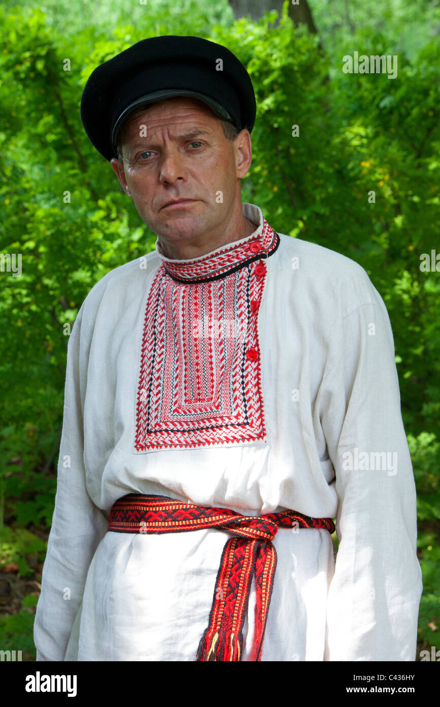 Un hombre en traje tradicional ruso a Leo Tolstoy's Estate en Iasnaia  Poliana, Rusia Fotografía de stock - Alamy