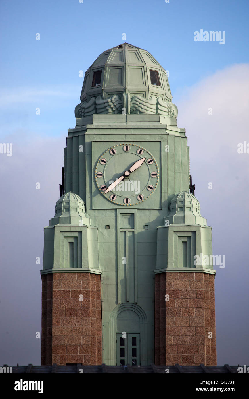 Torre del Reloj de la estación de tren Rautatieasema Helsinki, Finlandia Foto de stock