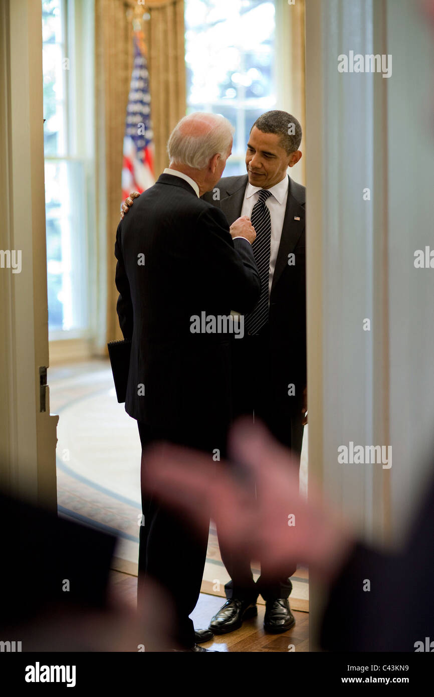 El presidente Obama habla a solas con el vicepresidente estadounidense, Joe Biden, en la puerta de la Oficina Oval, 6 de octubre de 2009. Foto de stock