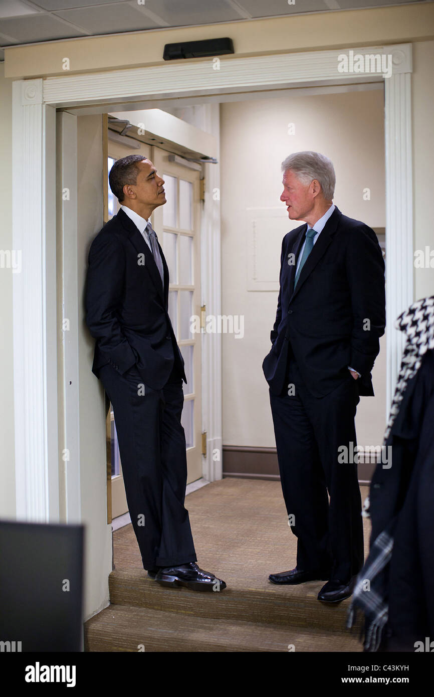 El presidente Barack Obama habla con el ex presidente Bill Clinton Foto de stock