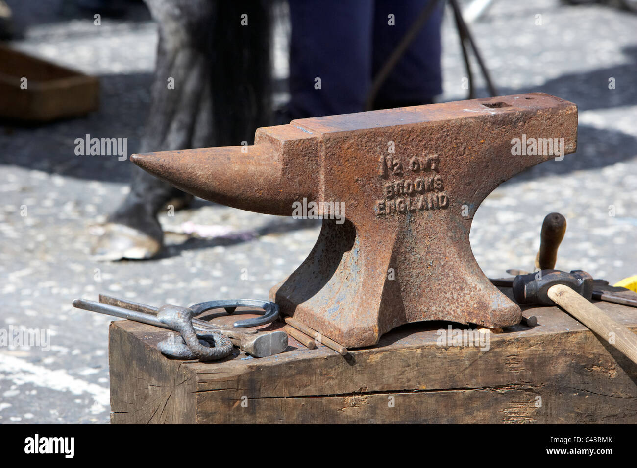 Viejo herrero yunque portátil con herramientas de herraje Fotografía de  stock - Alamy