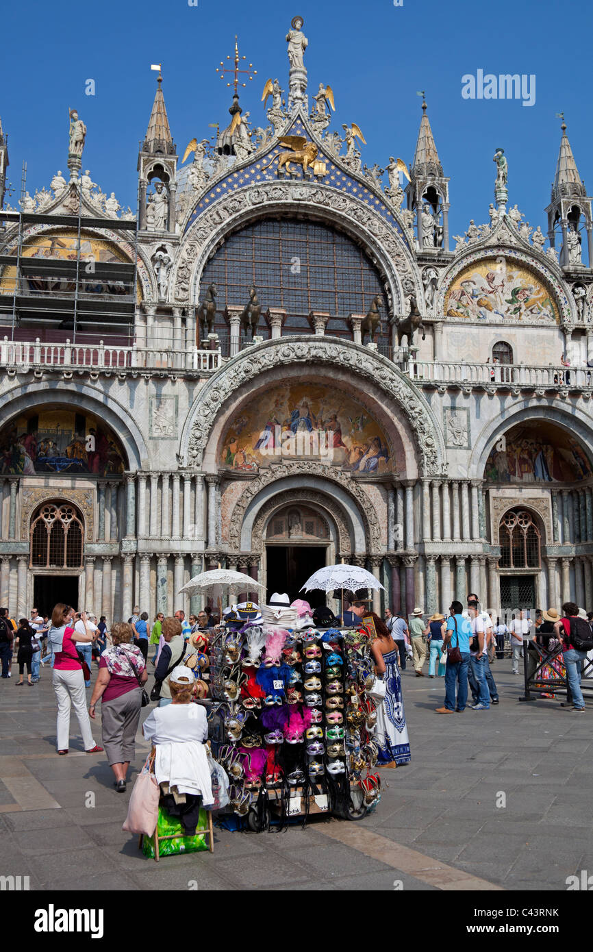 La Plaza de San Marcos de Venecia con calado de souvenirs en primer plano Italia Europa Foto de stock