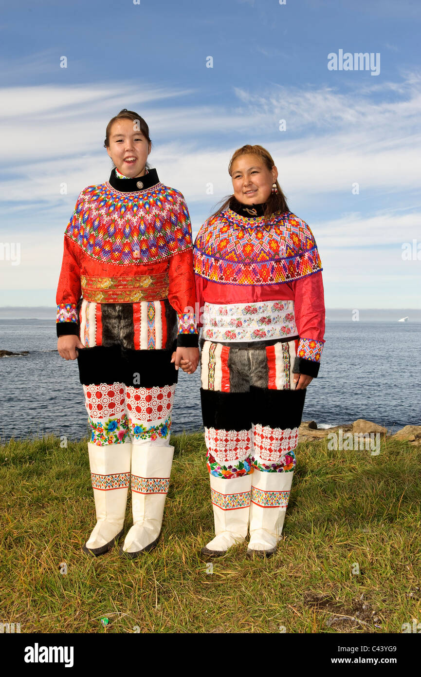 Groenlandia, Europa, costa oeste, Upernavik, tradicionalmente, ropa,  mujeres, dos jóvenes, retrato, fuera, el mar, la sonrisa permanente, SK  Fotografía de stock - Alamy