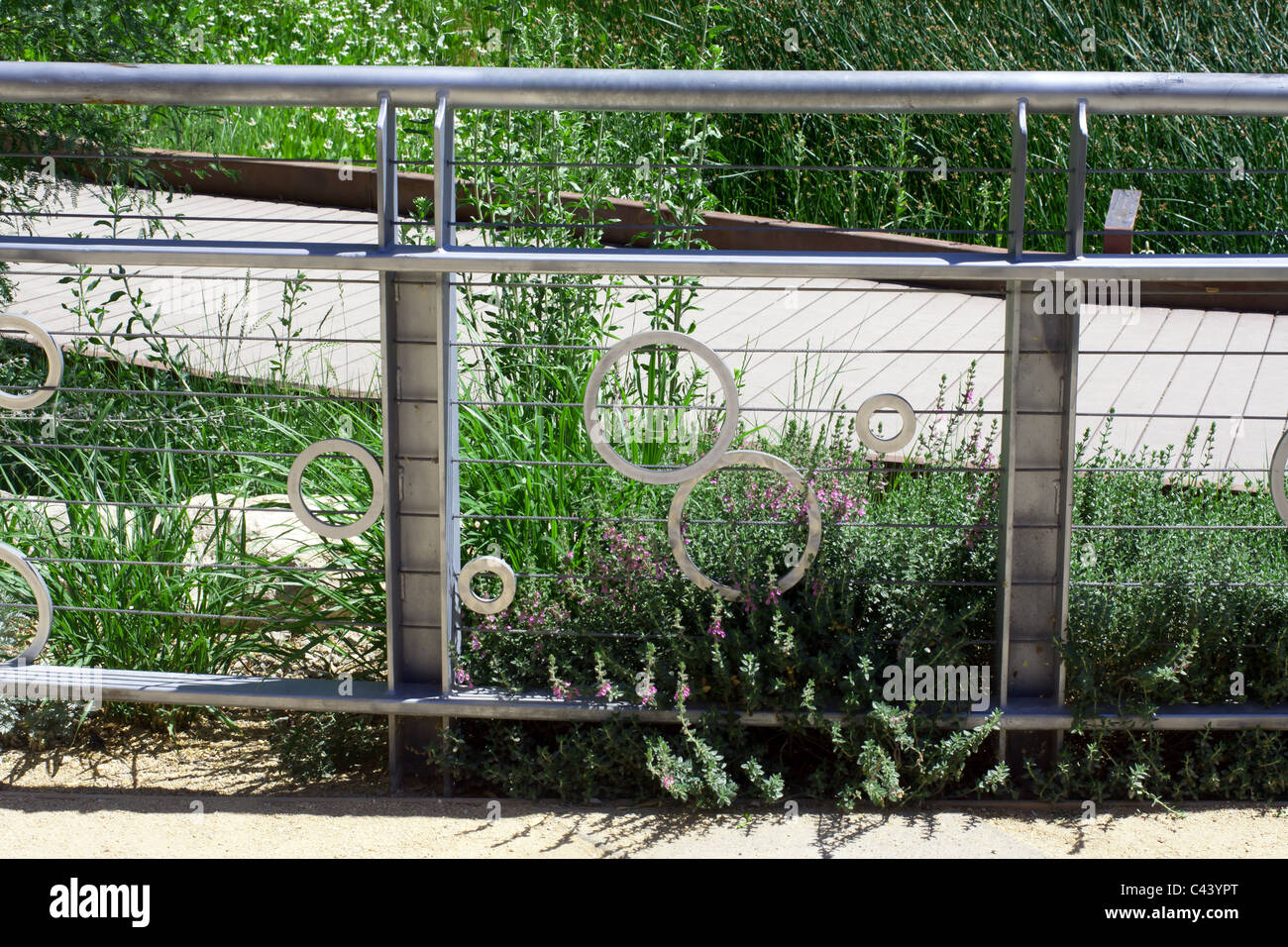 Valla metálica de acero de fondo textura de hierro patrón plata metálicos  industria de construcción construir arquitectura telón de fondo abstracto  Fotografía de stock - Alamy