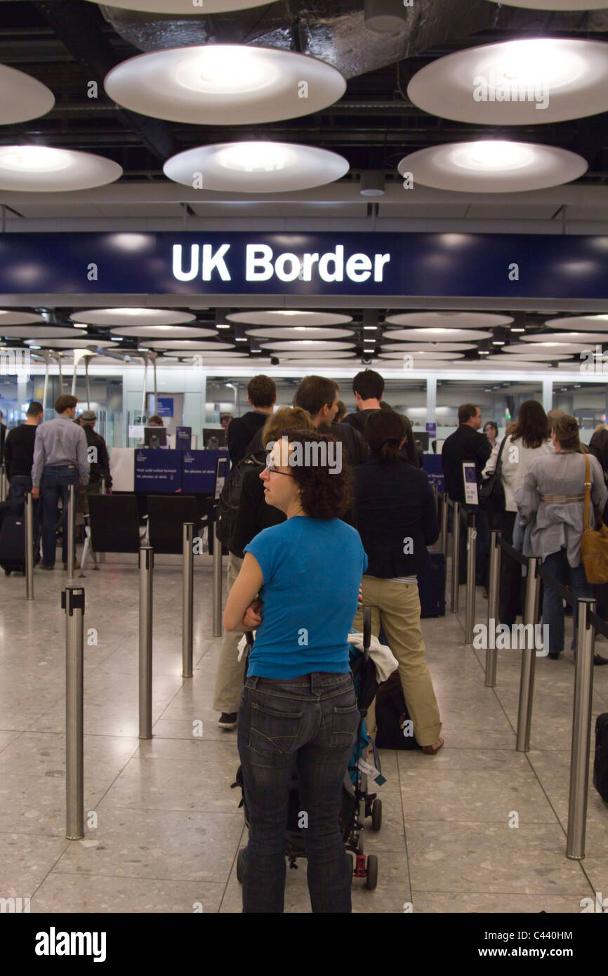 Inmigración - Terminal 5 - Aeropuerto de Heathrow - Londres Foto de stock