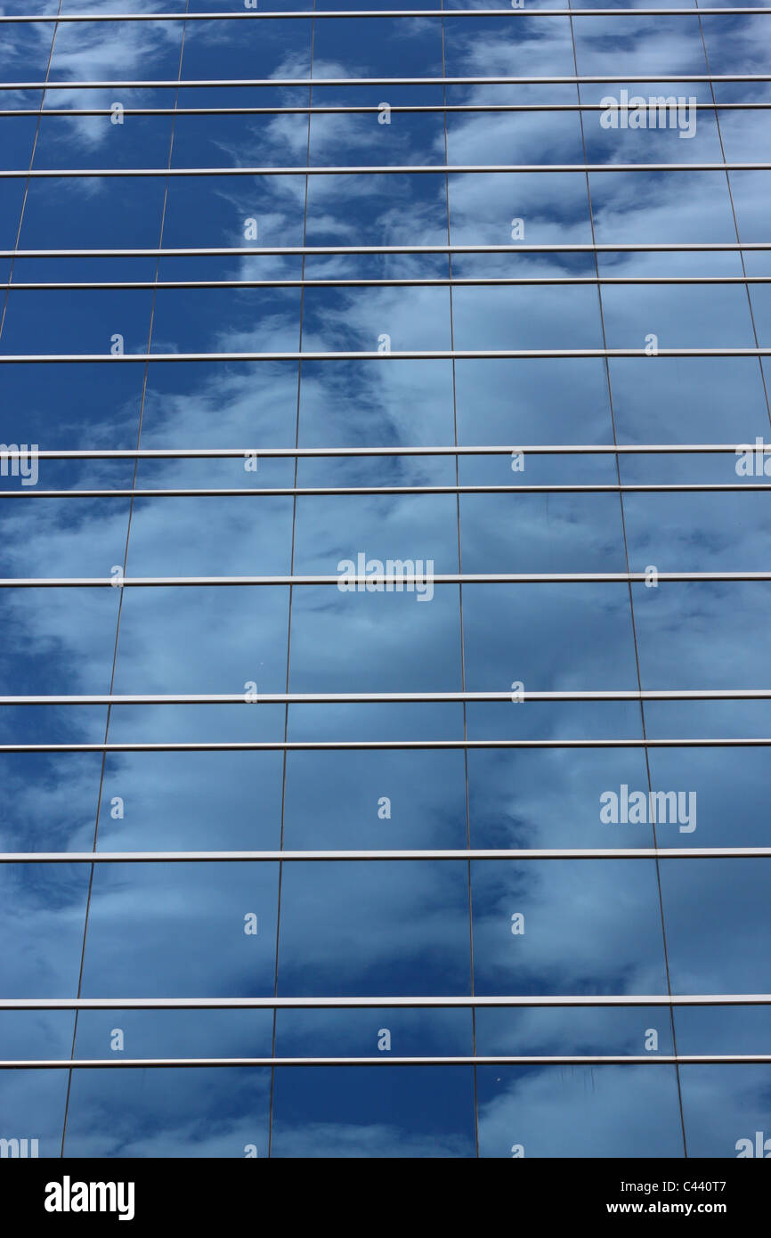 Las nubes se refleja en el cristal del lado de un moderno edificio de oficinas Foto de stock
