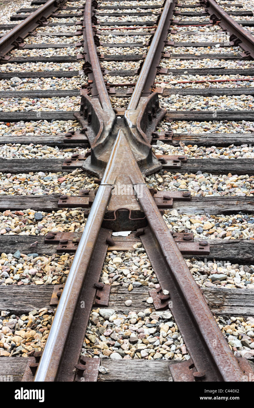 El cruce de dos vías de ferrocarril en la fusión de la misma ruta. Foto de stock
