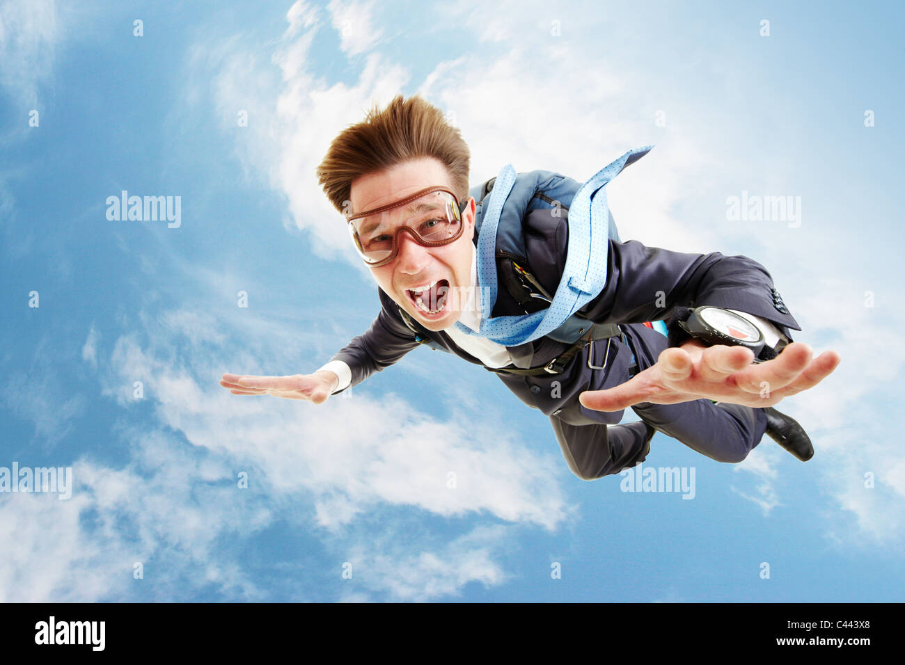 Imagen conceptual de joven empresario de volar con paracaídas en la espalda Foto de stock