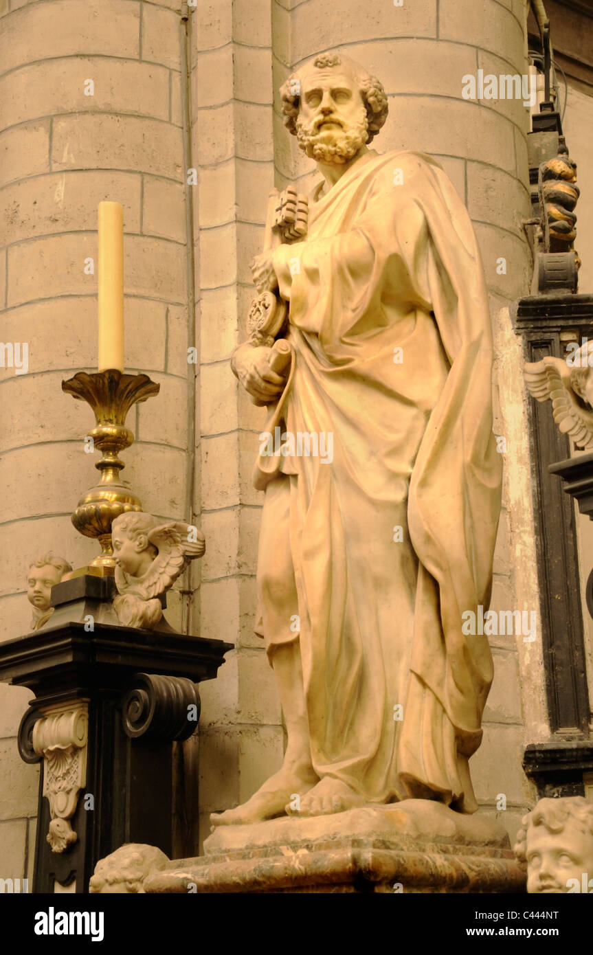 / Amberes Amberes, Bélgica. Sint Jakobskerk (Iglesia; 1491-1656) Estatua: San Pedro Foto de stock