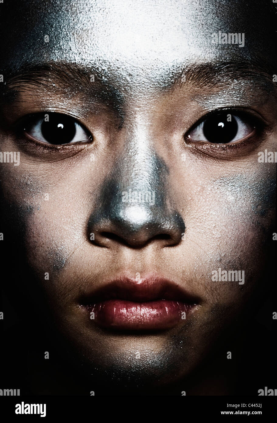 Retrato de una adolescente con pintura plateada en su cara Fotografía de  stock - Alamy