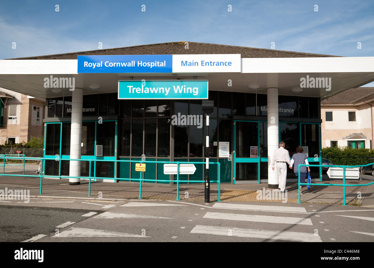 La principal entrada del hospital del NHS, el Hospital Royal Cornwall, Truro, Cornwall UK Foto de stock